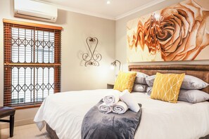 2 bedrooms, premium bedding, pillowtop beds, in-room safe - Avemore Mareba Court No 9- with backup power (Stellenbosch)