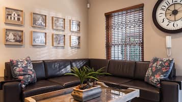 32 吋平面電視連數碼電視頻道、等離子電視、Netflix