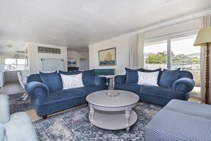 Leilighet – deluxe, 2 soverom, sjøutsikt, sjøvendt | Oppholdsområde | En 32-centimeters Flatskjerm-TV med Parabol-TV samt LED-TV