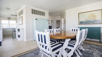 Departamento Deluxe, 2 habitaciones, vista al mar, frente al mar | Servicio a la habitación