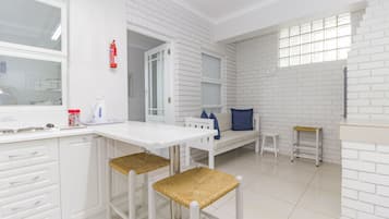 Classic Apartment, 1 Bedroom, Terrace, Ground Floor | Dapur peribadi | Peti sejuk/penyejuk beku saiz penuh, ketuhar gelombang mikro, dapur