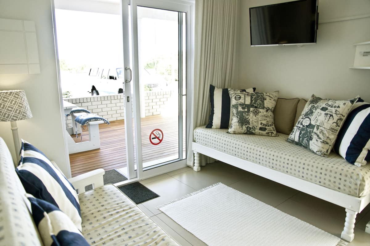 Appartement classique, 1 chambre, terrasse, rez-de-chaussée | Aire de séjour | Téléviseur à écran plat de 32 cm avec télévision par satellite