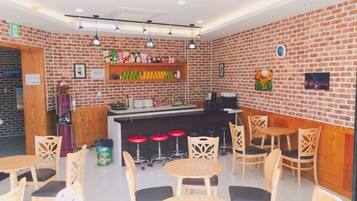 Tägliches inbegriffenes kontinentales Frühstück