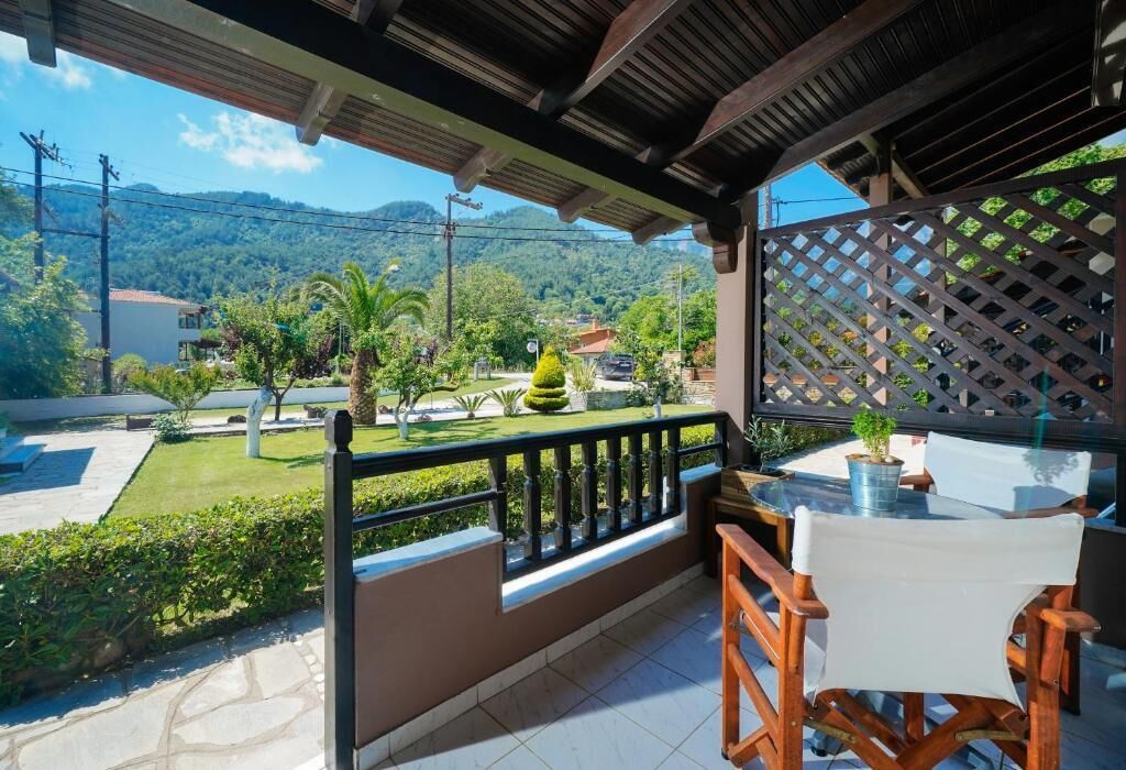 Un balcón con vistas a un paisaje verde y colinas.