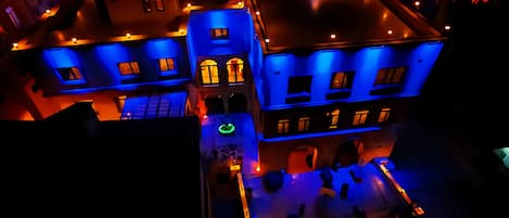 Fassade der Unterkunft – Abend/Nacht