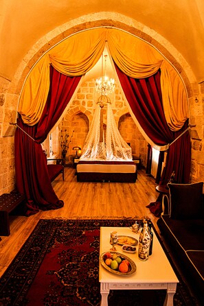 허니문 스튜디오 스위트 | 1 개의 침실, 고급 침구, 오리/거위털 이불, 메모리폼 침대