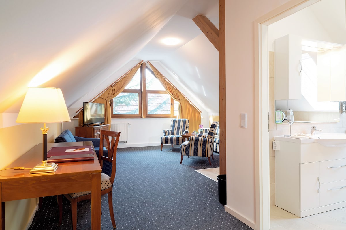 Suite, Non Smoking | Premium bedding, minibar, in-room safe, desk