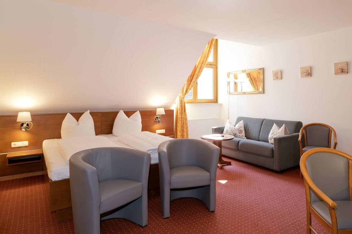 Superior tweepersoonskamer | Luxe beddengoed, een minibar, een kluis op de kamer, een bureau