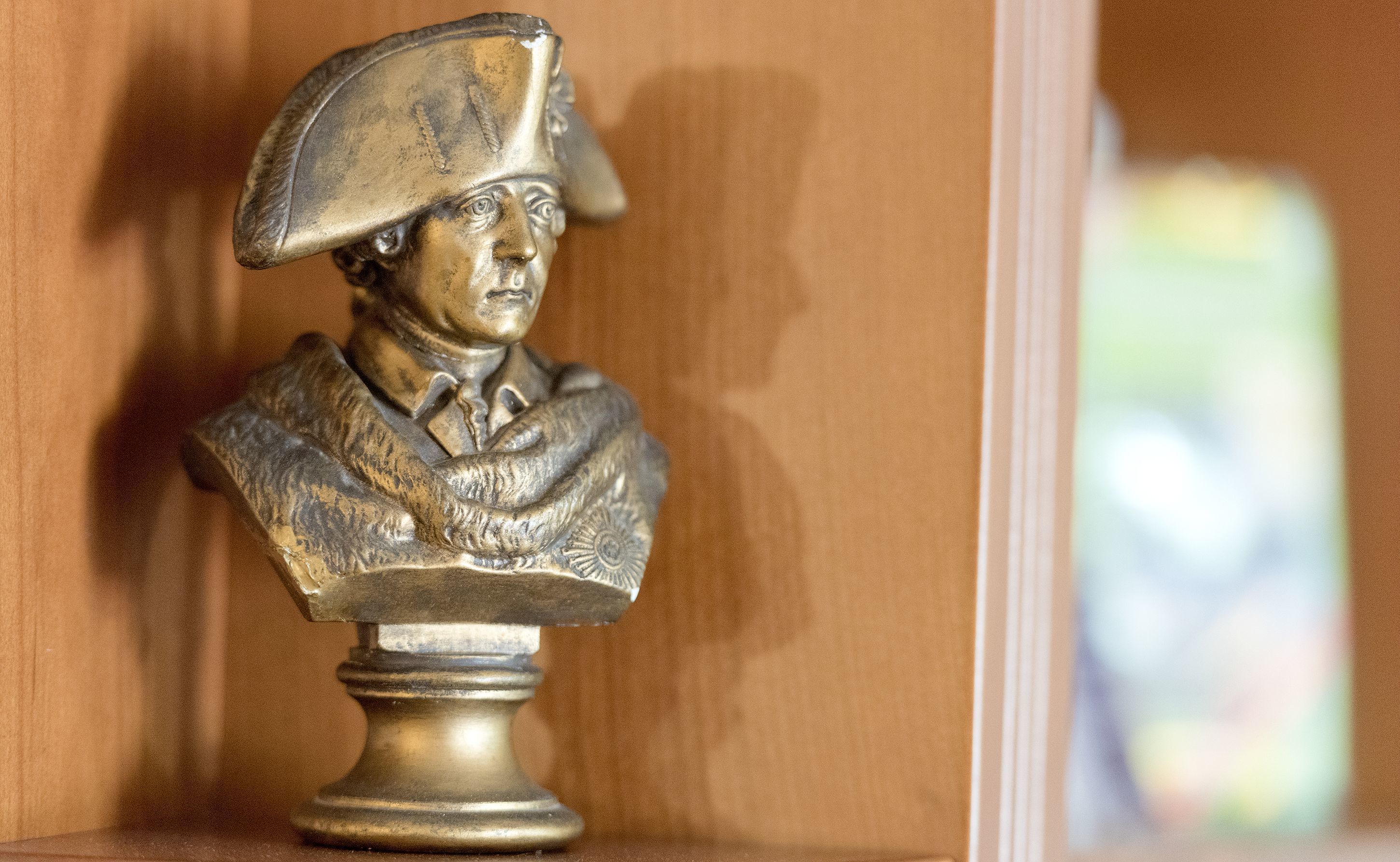 Buste van een historische figuur met militaire hoed, geplaatst op een voetstuk.
