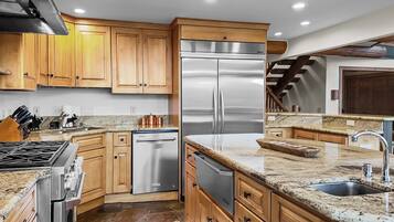 House, 4 Bedrooms | Private kitchen | Fridge, microwave, oven, dishwasher