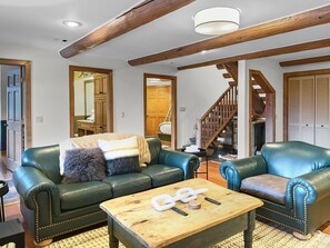 하우스, 침실 4개 | 거실 공간 | 평면 TV