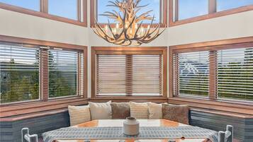 House, 4 Bedrooms | Dining