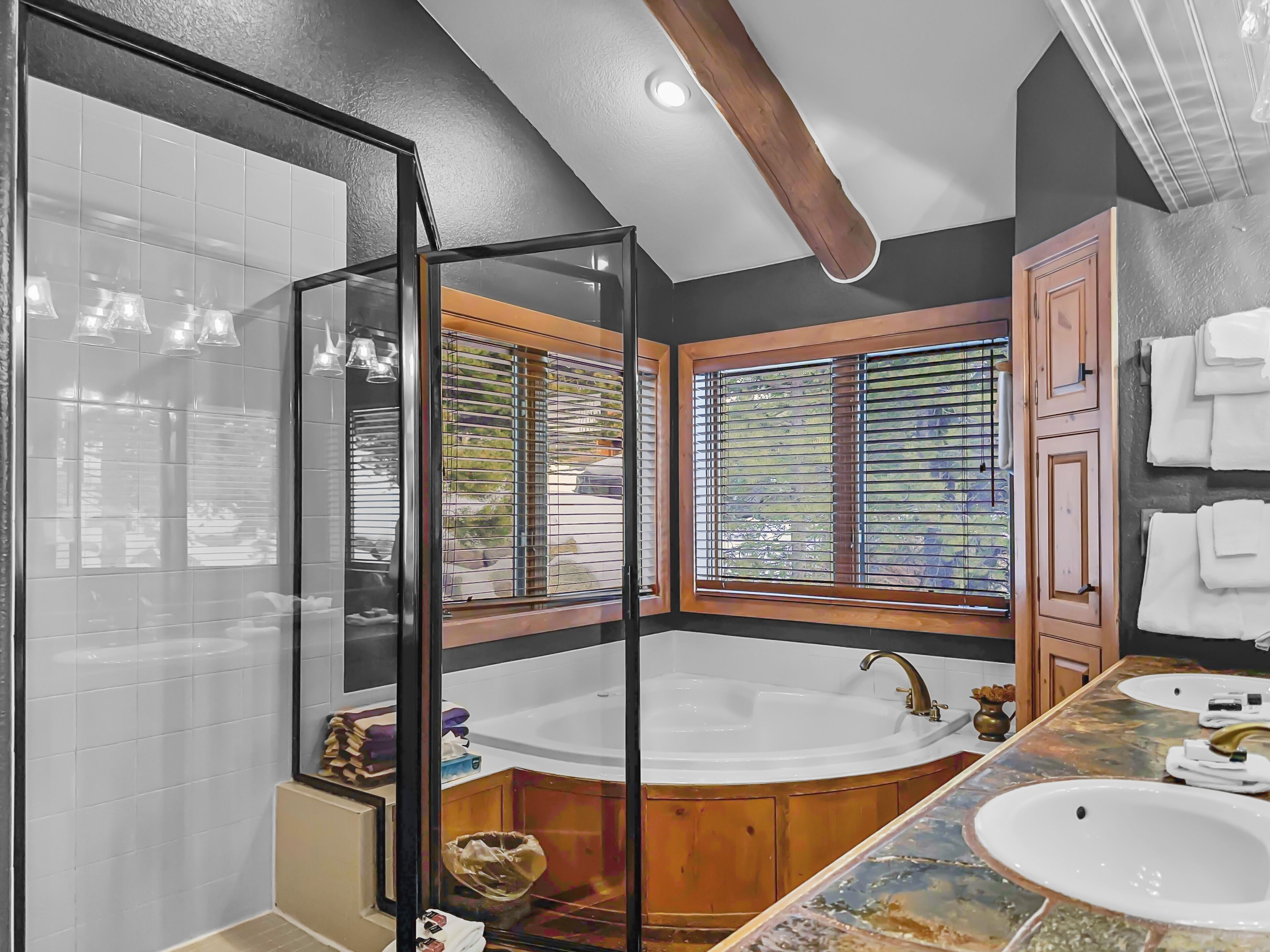 Huis, 4 slaapkamers | Badkamer | Een bad/douchecombinatie, een haardroger, handdoeken, shampoo