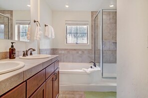 Lejlighed - 2 soveværelser | Badeværelse | Hårtørrer, håndklæder, Shampoo