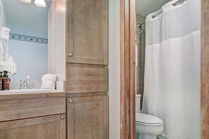 Room, 1 Bedroom | Bathroom | Towels, shampoo - VS436H Village Square Studio Bedroom 1Bathroom Hotel Room (Copper Mountain)