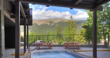 Perfectly Located Hotel Room, Steps to American Eagle chair - Ski-In Ski-Out Property - MP518H by RedAwning