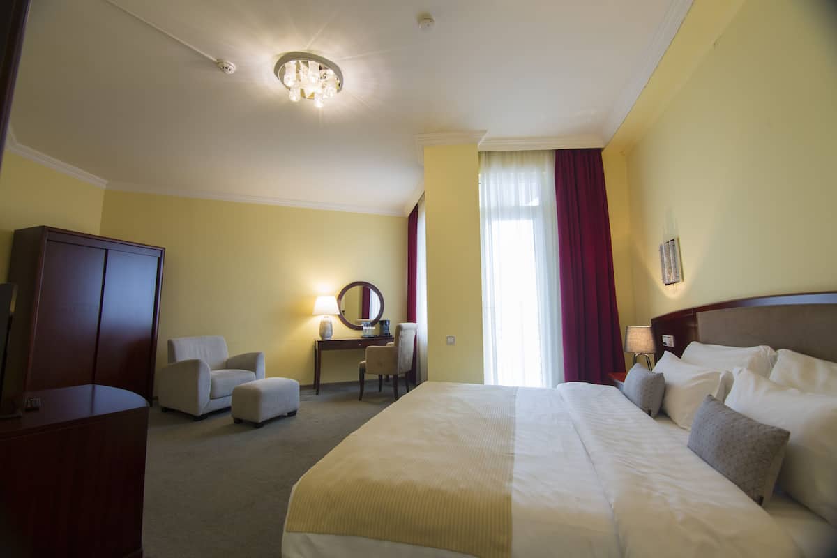 Ropa de cama de alta calidad, colchones con efecto memoria y minibar