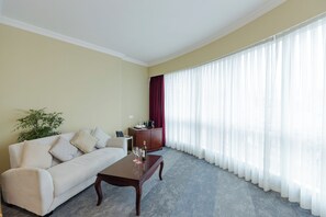 Comfort suite | Luxe beddengoed, bedden met traagschuimmatrassen, een minibar