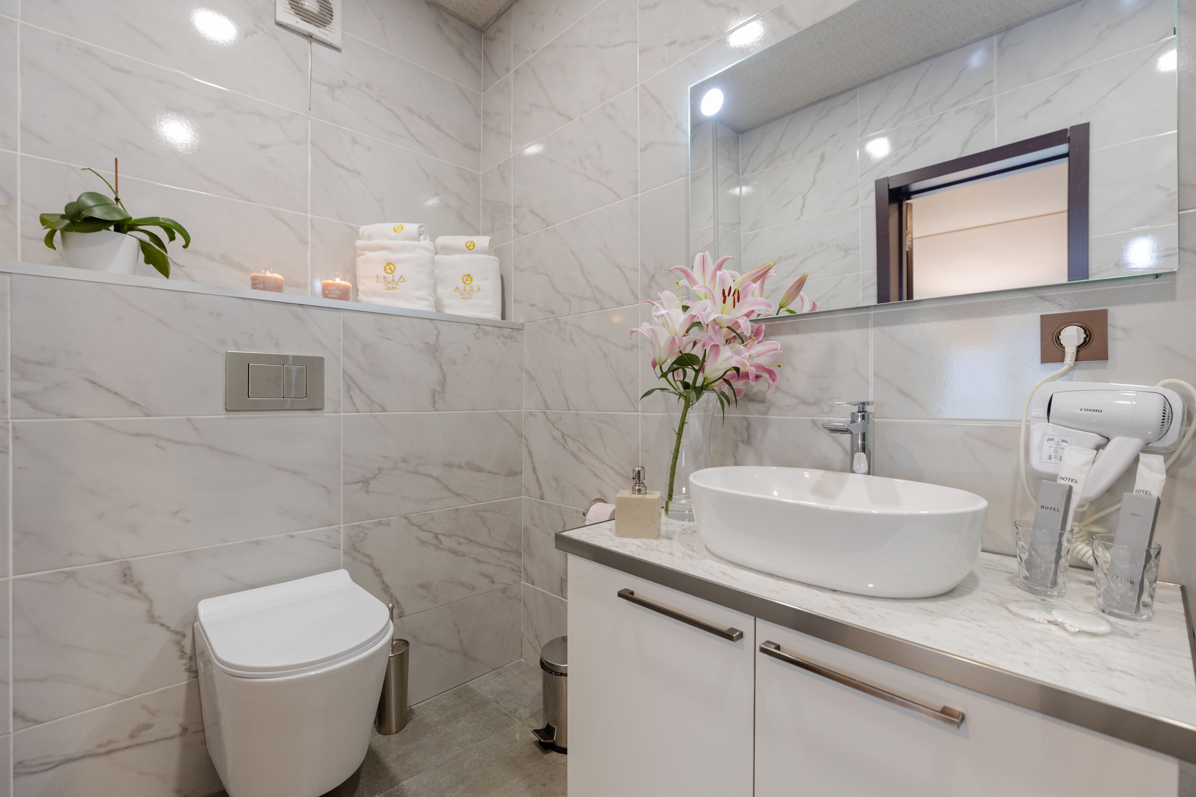 superior double or twin room | bathroom | shower, free toiletries, hair dryer, bathrobes