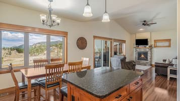Townhome, 3 Bedrooms | Private kitchen | Full-sized fridge, microwave, oven, stovetop