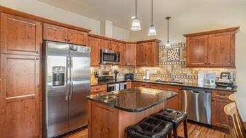 Townhome, 3 Bedrooms | Private kitchen | Full-sized fridge, microwave, oven, stovetop