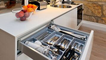 雪櫃、微波爐、爐具、特濃咖啡機