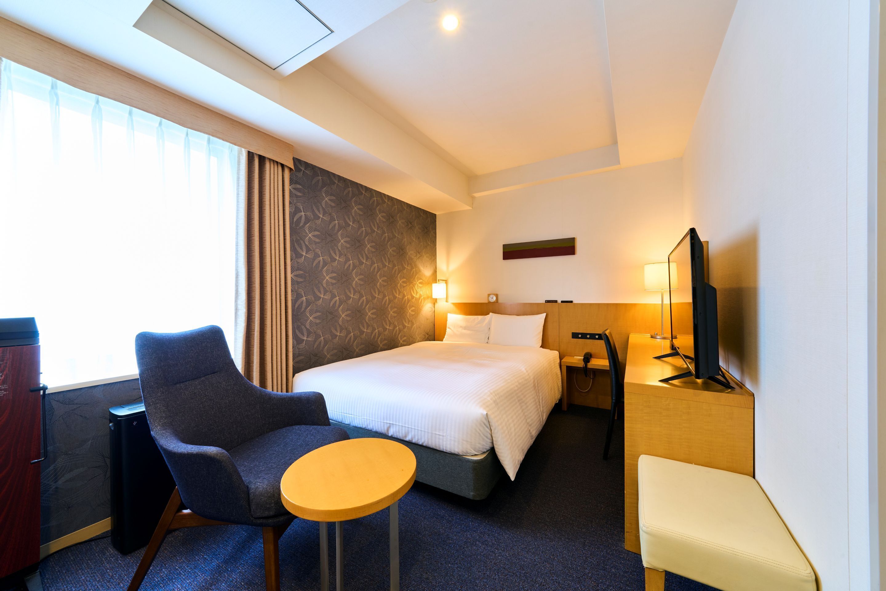 Desk, free WiFi, bed sheets