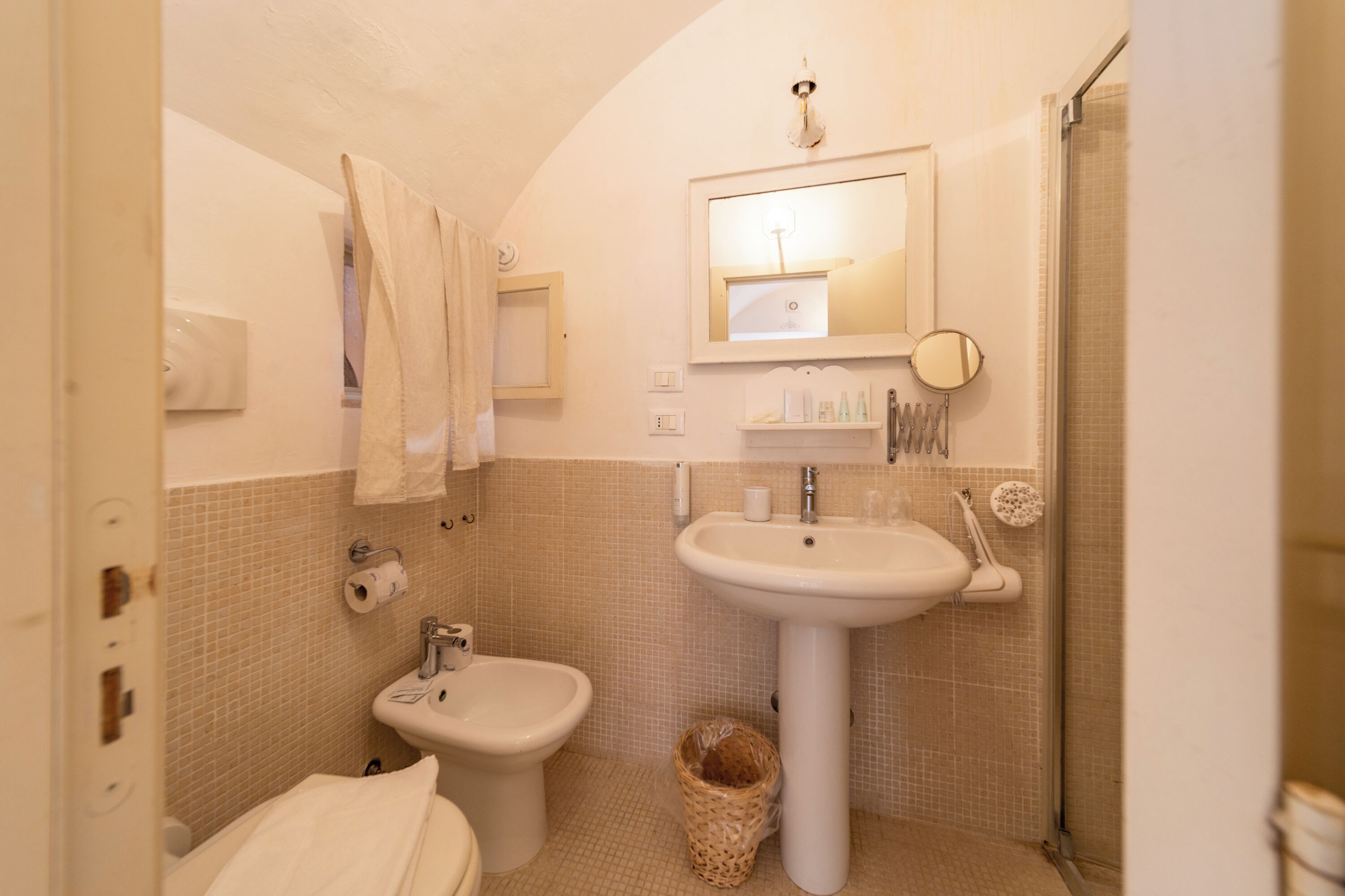 Baño con lavabo, bidé y espejo.
