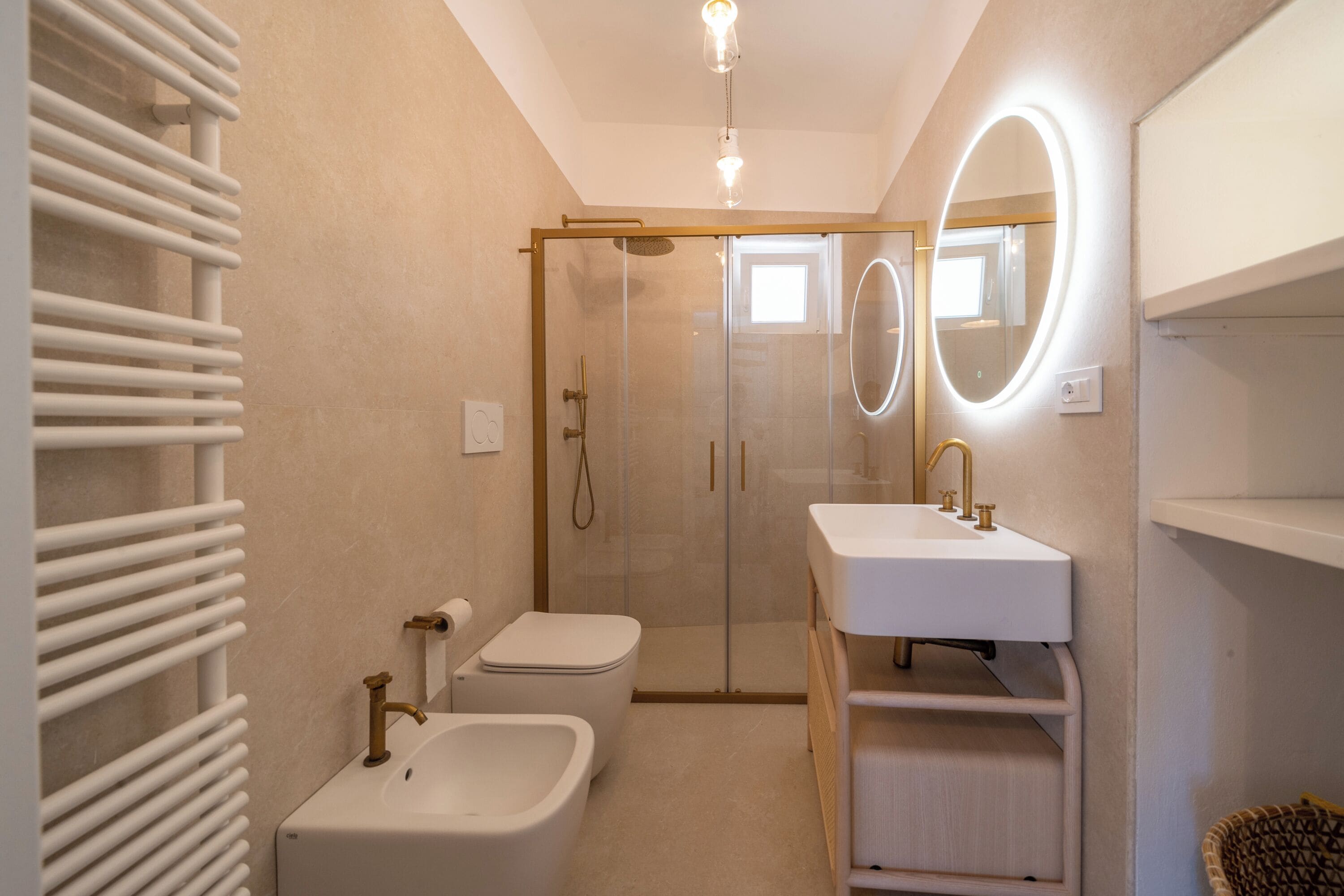 Une salle de bain moderne avec une douche à parois de verre, un lavabo blanc et des toilettes.