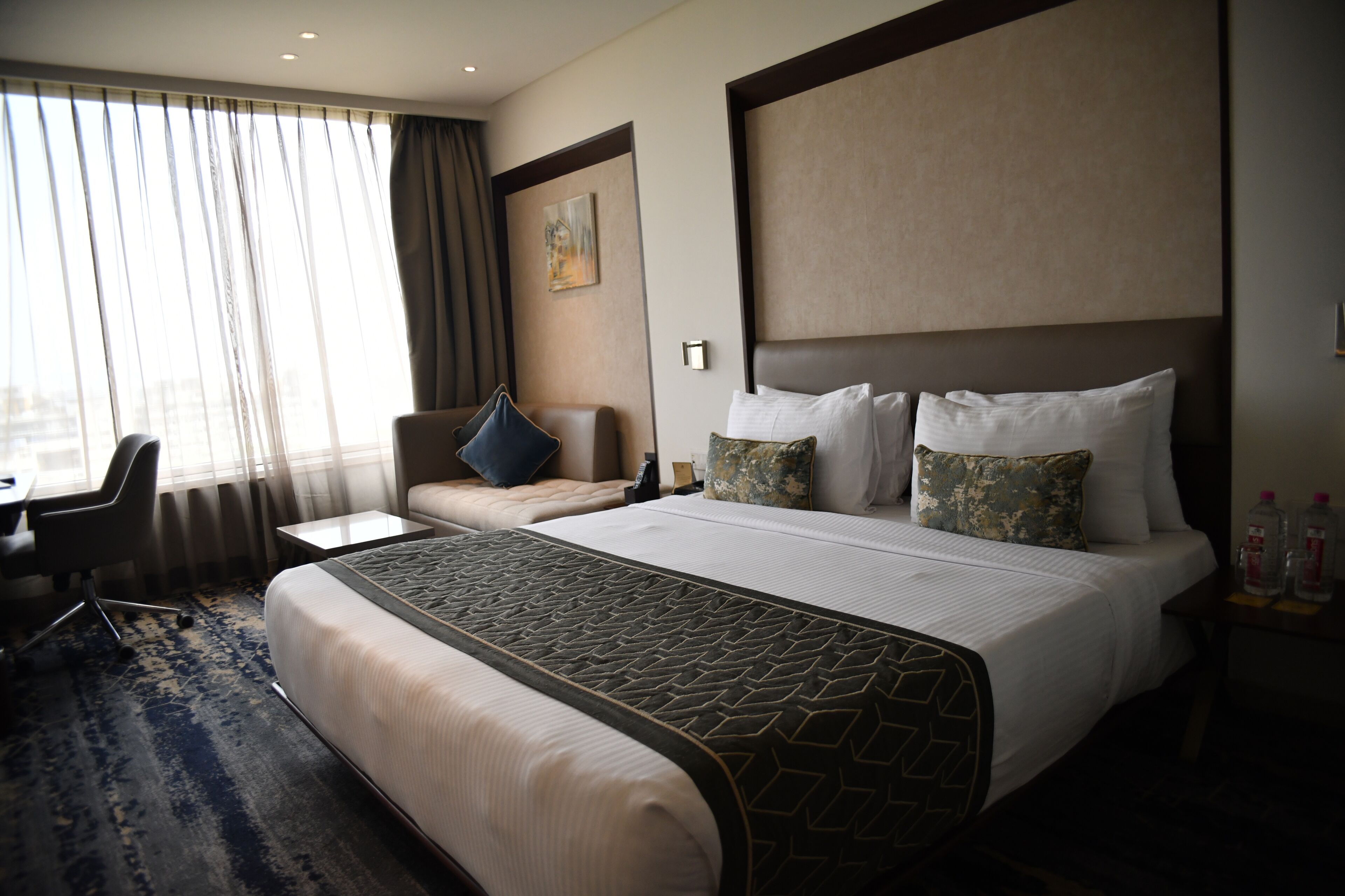 1 bedroom, egyptian cotton sheets, premium bedding, memory-foam beds