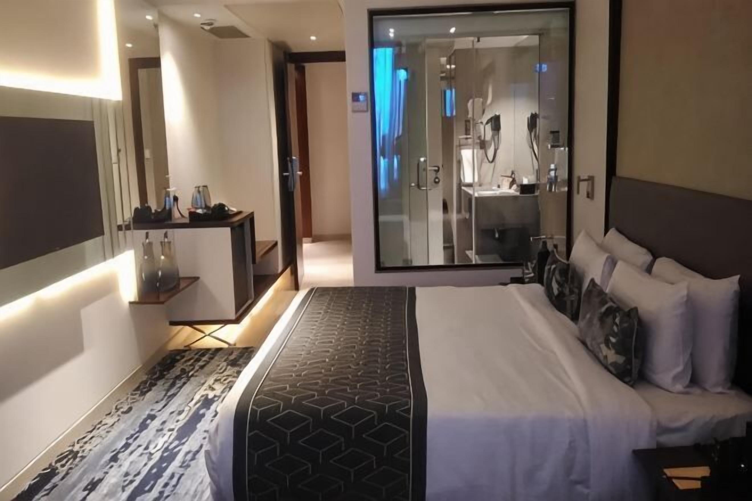 1 bedroom, Egyptian cotton sheets, premium bedding, memory-foam beds