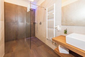 Shower, hair dryer, bidet, towels - Bertoletta Village Apartments (Peschiera del Garda)