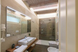 Villa, 2 slaapkamers | Badkamer | Een douche, een haardroger, een bidet, handdoeken