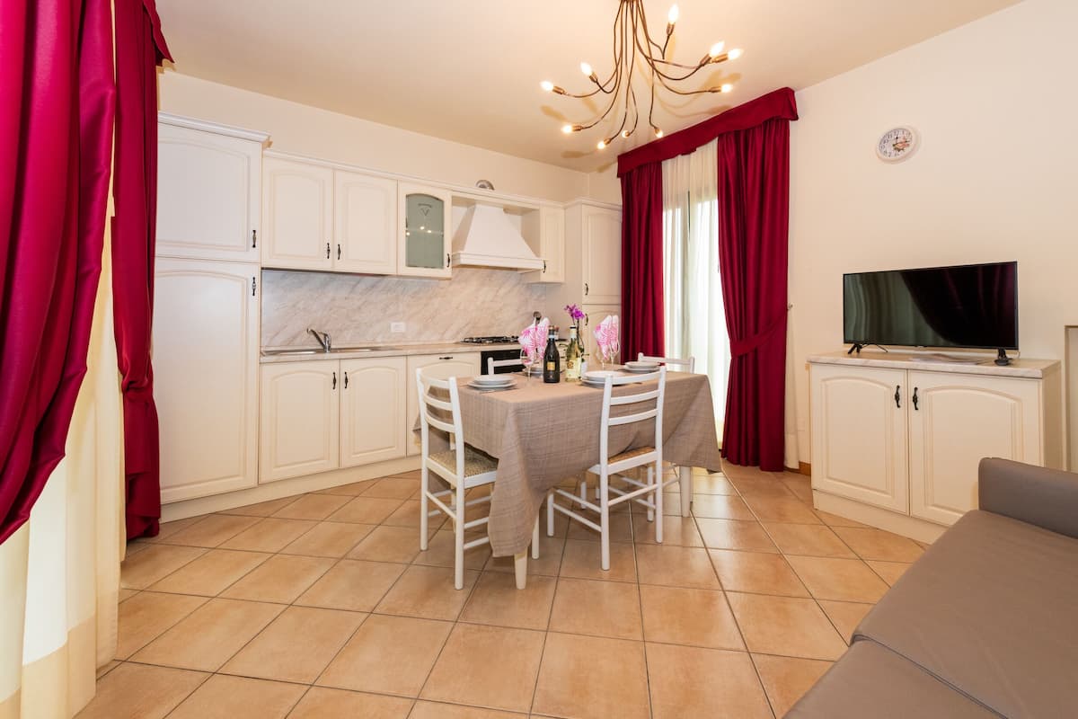 Superior appartement, 1 slaapkamer | Woonruimte | Een 32-inch flatscreentelevisie met satellietzenders en een televisie