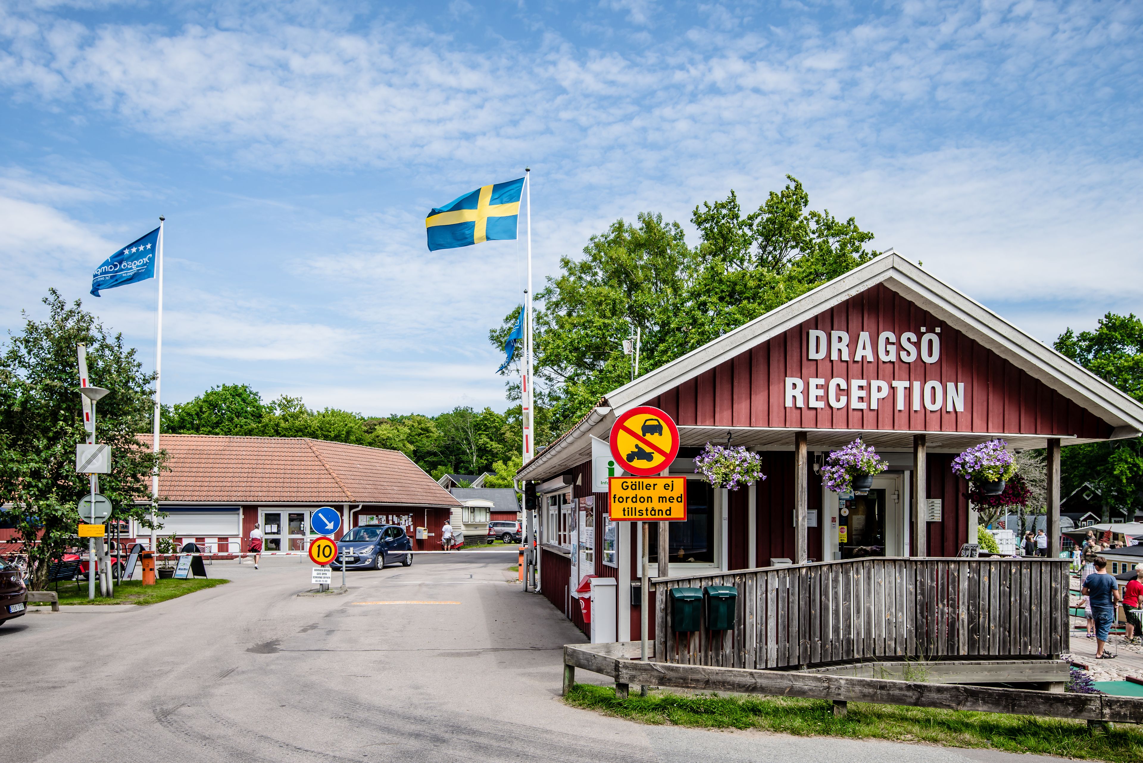 Ein Empfangsgebäude mit einem Schild, auf dem „DRAGSO RECEPTION“ steht, und schwedischen Flaggen.