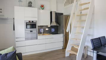 Cabaña Deluxe, 2 habitaciones | Área de sala de estar | Televisión