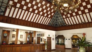 A spacious lobby with wooden furniture, a chandelier, and a high ceiling with wooden beams. - Berjaya Hills Golf & Country Club (Bukit Tinggi)
