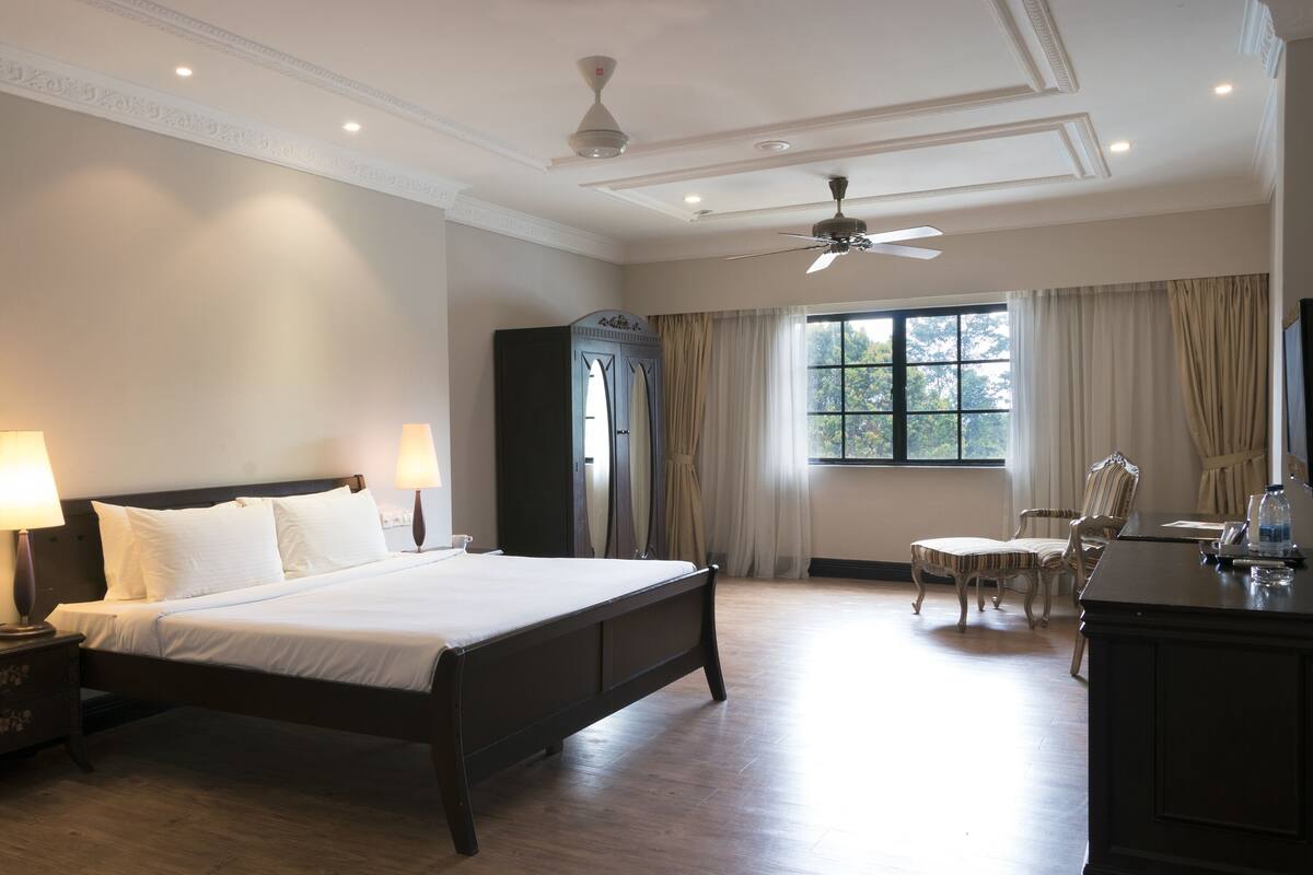 Deluxe kamer, 1 kingsize bed | Een bureau, een strijkplank/strijkijzer, gratis wifi