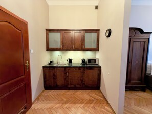 Classic Studio Suite, 3 Twin Beds, Kitchenette, Courtyard View (D1) | Private kitchen | Fridge, microwave, stovetop, coffee/tea maker - Scharffenberg Apartments Main Square (Kraków)