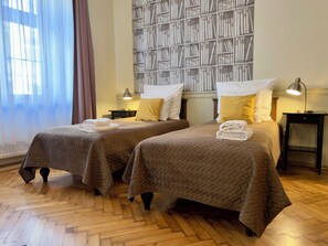 Suite estudio clásica, 2 camas individuales, cocineta, vista a la ciudad (C) | Ropa de cama de alta calidad y caja de seguridad en la habitación 