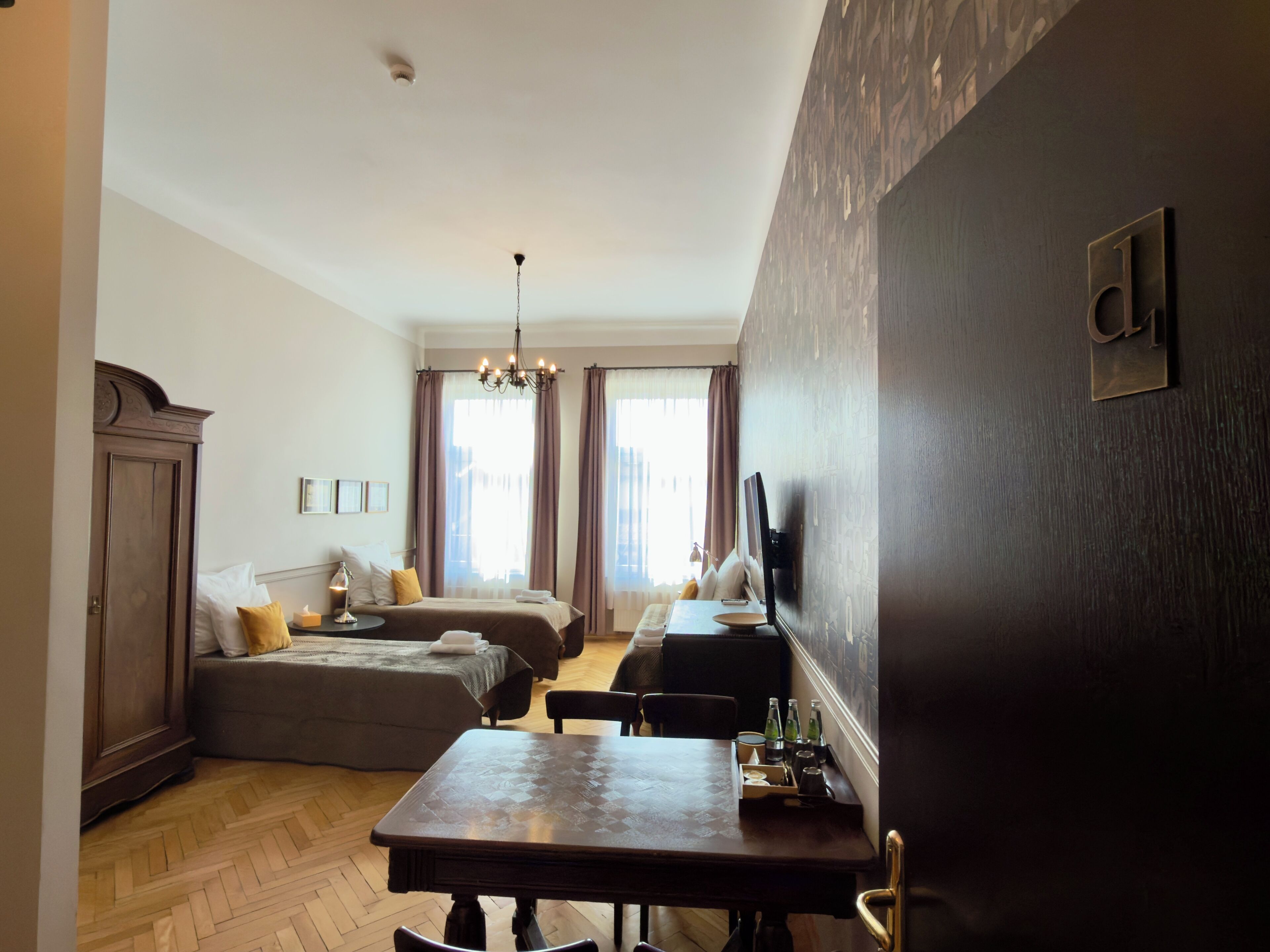 Klassieke studio suite, 3 eenpersoonsbedden, kitchenette, uitzicht op binnenplaats (D1) | Luxe beddengoed, een kluis op de kamer, individueel gedecoreerd