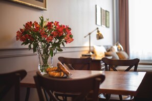 Classic Studio Suite, 3 Twin Beds, Kitchenette, Courtyard View (A2) | In-room dining - Scharffenberg Apartments Main Square (Kraków)