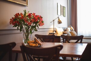 Classic Studio Suite, 3 Single Beds, Kitchenette, Courtyard View (A2) | In-room dining