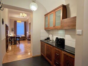 Estudi en suite clàssic, 1 llit de matrimoni gran, cuina bàsica, vistes a la ciutat (B) | Cuina privada | Frigorífic, microones, placa de cuina i cafetera i tetera 