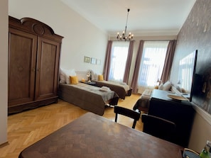 Suíte estúdio clássica, 3 camas de solteiro, cozinha americana, vista para o pátio (D1) | Roupas de cama premium, cofres nos quartos, individualmente decorados