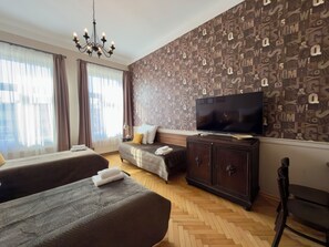Estudi en suite clàssic, 3 llits individuals, cuina bàsica, vistes al pati (D1) | Roba de llit d'alta qualitat i caixa forta a l'habitació 