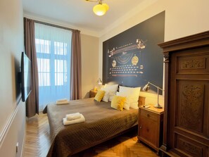 Suíte clássica, 1 quarto, cozinha americana, vista para a cidade | Roupas de cama premium, cofres nos quartos, individualmente decorados