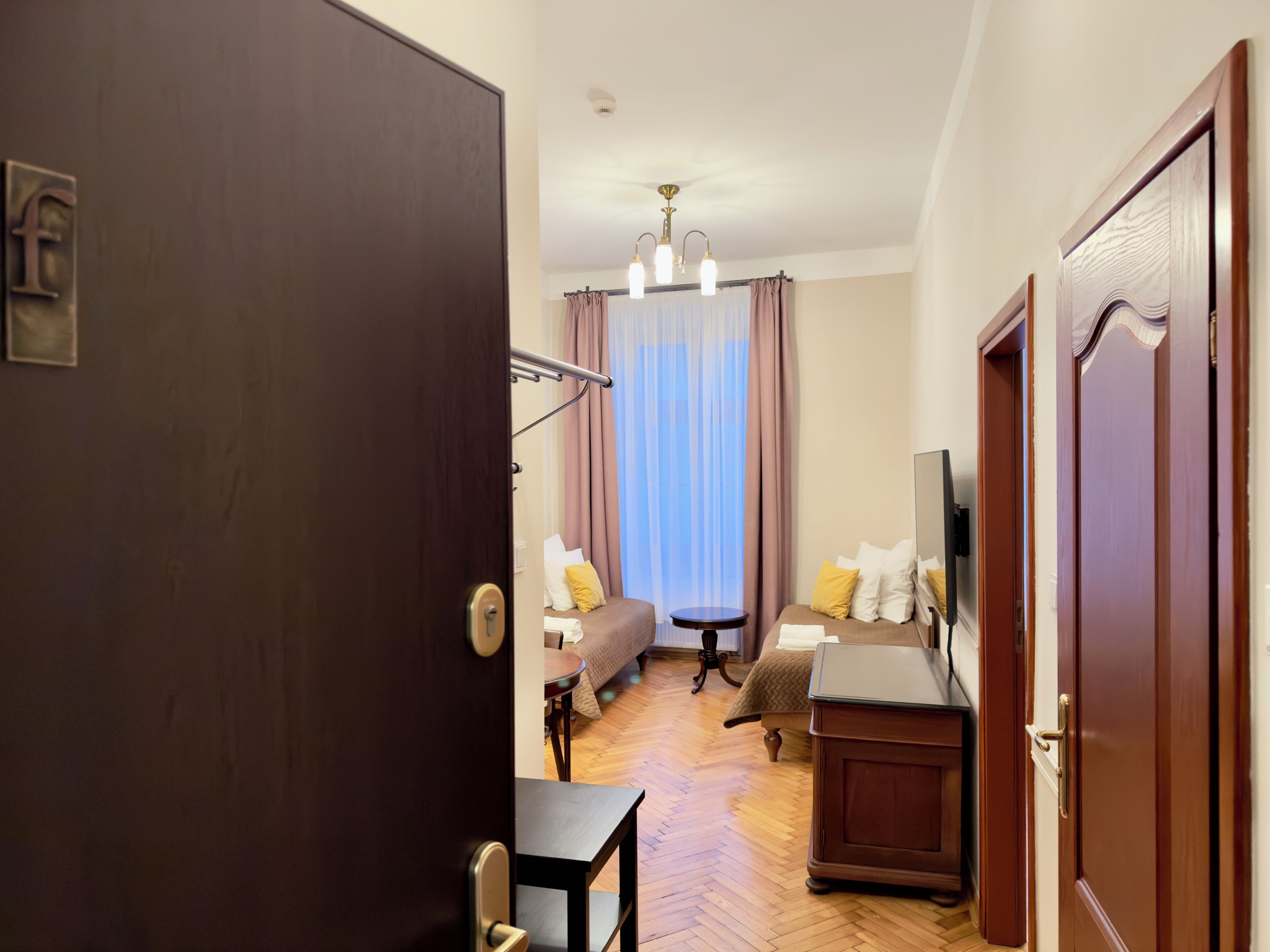 Klassieke suite, 1 slaapkamer, kitchenette, uitzicht op stad | Luxe beddengoed, een kluis op de kamer, individueel gedecoreerd