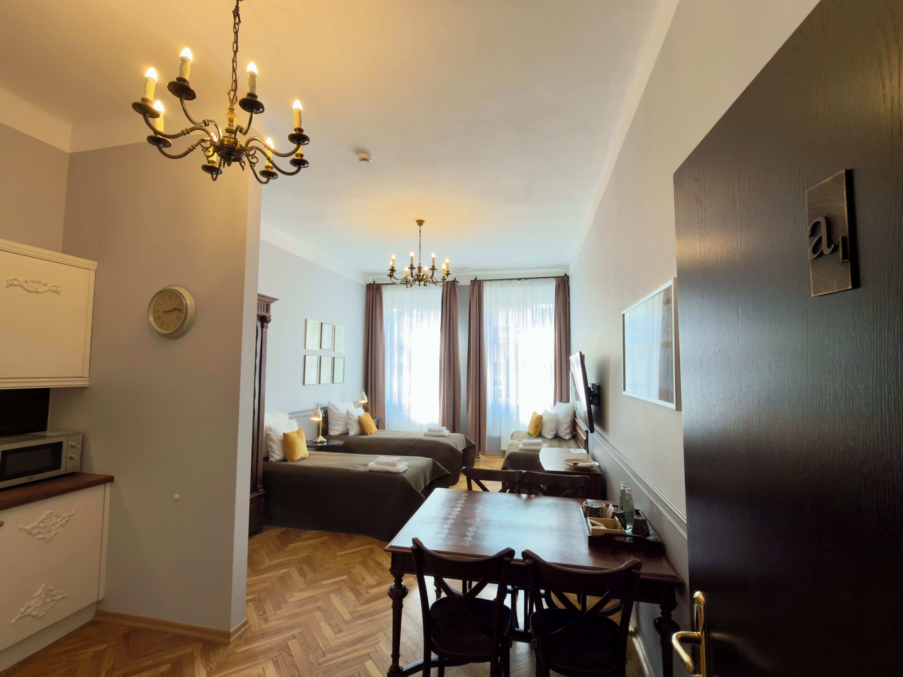Klassieke studio suite, 3 eenpersoonsbedden, kitchenette, uitzicht op binnenplaats | Luxe beddengoed, een kluis op de kamer, individueel gedecoreerd