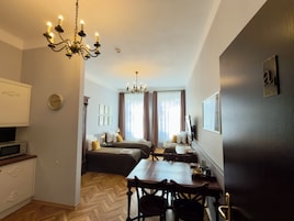Classic Studio Suite, 3 Twin Beds, Kitchenette, Courtyard View | Premium bedding, in-room safe, laptop workspace, blackout drapes